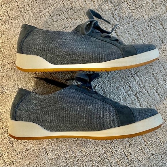 Dansko Olisa 39 navy canvas women’s sneaker. Perfect condition. - Picture 2 of 10
